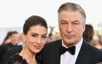 Alec Baldwin đón con thứ 6 ở tuổi 62