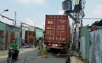TP.HCM: Xe container 'húc' máy biến áp gây chập nổ, hàng trăm hộ dân mất điện