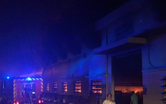 Cháy lớn 2 nhà xưởng tại TP.HCM
