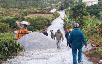 Tai nạn hy hữu: Xe ben đang kéo xe lu thì đứt dây cáp, tài xế xe lu tử vong