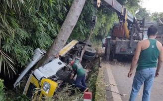 Lâm Đồng: Xe chở nhựa đường gặp tai nạn trên đèo Bảo Lộc, 2 người tử vong