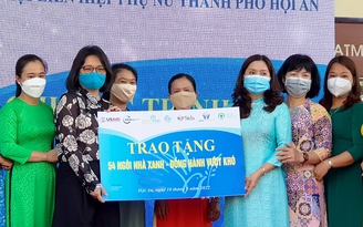 Trao tặng 54 'ngôi nhà xanh' từ nhựa tái chế cho phụ nữ Hội An