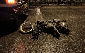 TP.HCM: Chạy xe máy ngược chiều trong làn ô tô, nam thanh niên bị container tông tử vong