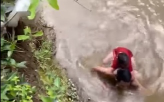 Sau chuyện giúp người giữa đèo, anh chàng tiếp tục cứu kịp bé gái giữa dòng nước