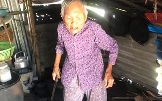 Mẹ già 94 tuổi khốn khó nuôi con tâm thần