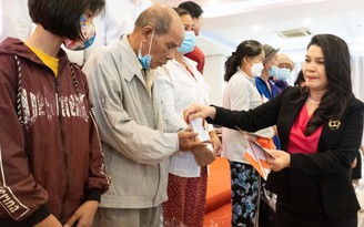 Báo Thanh Niên và Kim Oanh Group trao tặng hơn 1.500 phần quà cho bà con nghèo