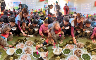 Ấm lòng bữa tiệc tất niên cho các em nhỏ nơi núi đá Hà Giang