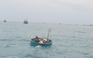 Tàu cá Thanh Hóa cứu sống một ngư dân bị nạn trên biển