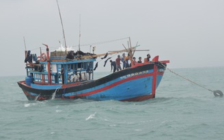 Tàu hải quân lai dắt tàu cá bị nạn ở Hoàng Sa về Lý Sơn an toàn ​