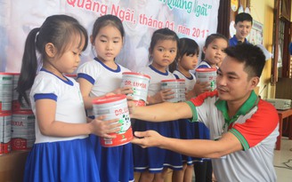 Báo Thanh Niên trao sữa cho trẻ em vùng lũ