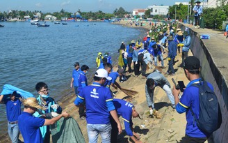 Tình nguyện chung tay làm sạch bãi biển