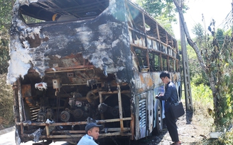 Xe giường nằm cháy trơ khung khi đang đón khách