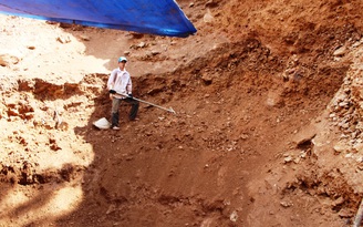 Sạt lở núi, hai phu vàng tử vong