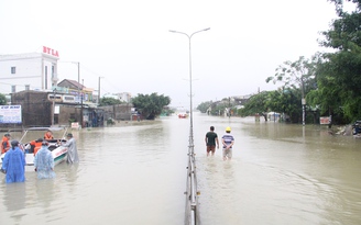 QL1 qua Quảng Nam có nơi ngập sâu hơn 1m, ô tô 'bơi' trong nước