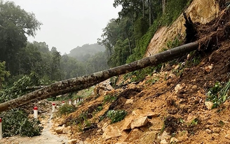 Mưa lớn gây sạt lở nhiều tuyến đường ở vùng cao Quảng Nam