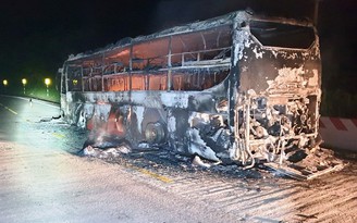 Quảng Nam: Xe khách giường nằm cháy trơ khung trong đêm, hành khách may mắn thoát nạn