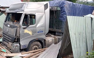 Xe container tông sập nhà dân vì... tránh đoàn người đi 'bão' mừng U.22 Việt Nam?