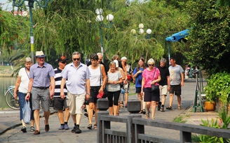 Khách Tây vẫn không đeo khẩu trang dạo phố cổ Hội An dù có chốt kiểm tra