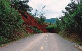 Quảng Nam: Lại xảy ra sạt lở núi, người đi đường vứt xe bỏ chạy thoát thân