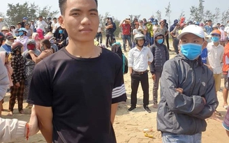 Nam thanh niên quên mình lao ra vùng biển xoáy cứu sống 3 học sinh đuối nước