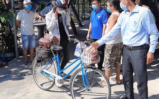 Đi bộ về quê qua Quảng Nam, thanh niên người Thanh Hóa được tặng xe đạp
