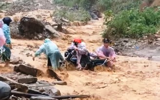 Phút sinh tử của đoàn người vượt dòng nước lũ ở miền núi Quảng Nam