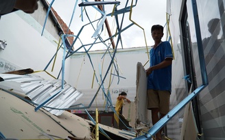 Quảng Nam: 14 nhà dân, 1 trường học bị tốc mái do lốc xoáy