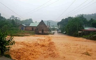 Mưa lớn, nước lũ dâng đang chia cắt, gây sạt lở ở vùng cao Quảng Nam
