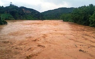 Quảng Nam: Gánh giá đỗ lội qua dòng nước lũ, một người phụ nữ bị cuốn trôi