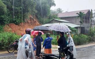 Sạt lở đất bất ngờ, huyện vùng cao Quảng Nam sơ tán khẩn cấp nhiều hộ dân