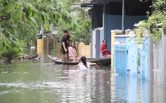 TP.Tam Kỳ ngập sâu, sơ tán hàng ngàn người dân, dùng ghe đi lại giữa phố