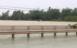 QL1 nhiều đoạn qua Quảng Nam vẫn ngập sâu, giao thông tê liệt
