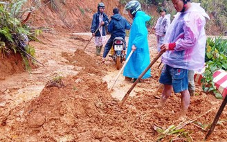 Quảng Nam: Xuyên đêm khắc phục sạt lở để thông đường sau đợt mưa lớn