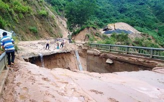 Quảng Nam: Hàm ếch khổng lồ trên cầu do xói lở, giao thông vùng cao cản trở