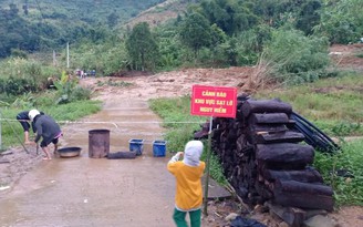 Quảng Nam: Sạt lở nguyên quả đồi lớn, phủ lấp mặt đường gần nhà dân