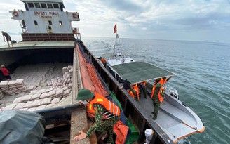 Nguy cơ 5.000 lít dầu sẽ tràn trên biển Cù Lao Chàm từ tàu hàng thủng đáy