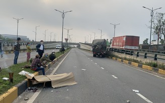 Quảng Nam: Xe tải tông vào đuôi xe tải đang dừng, một tài xế tử vong