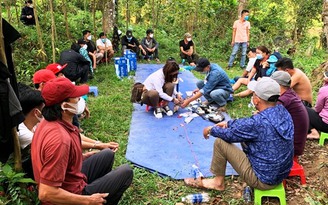 Quảng Nam: Phá tụ điểm đánh bạc trong rừng keo, phát hiện 7 người mắc Covid-19