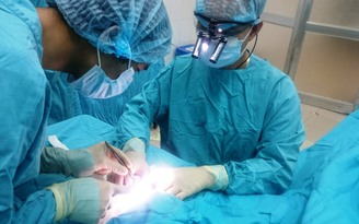 5 giờ phẫu thuật nối mạch máu ‘cứu’ cổ chân đứt lìa cho bệnh nhân