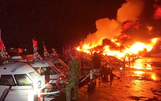 Quảng Nam: Cháy hàng loạt ca nô du lịch đang neo đậu tại bến Cửa Đại