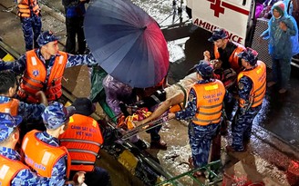 Tàu cảnh sát biển đưa 4 người dân Lý Sơn vào bờ cấp cứu