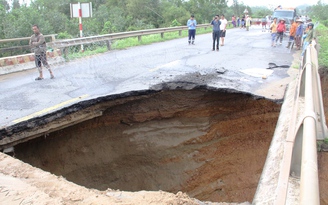 Quảng Nam: Phân luồng xe, gấp rút lấp ‘hố tử thần’ trên quốc lộ 14B