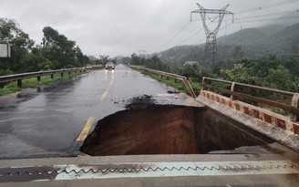 Quảng Nam: ‘Hố tử thần' trên cầu Suối Mơ sau mưa lớn, QL 14B bị chia cắt