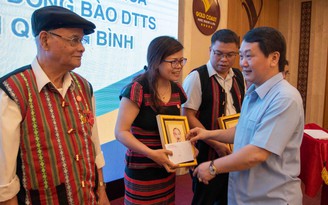 Ủy ban Dân tộc tặng quà đồng bào dân tộc tiêu biểu 3 tỉnh bắc miền Trung