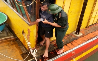 Quảng Bình: Ngư dân huy động ứng cứu 8 thuyền viên gặp nạn