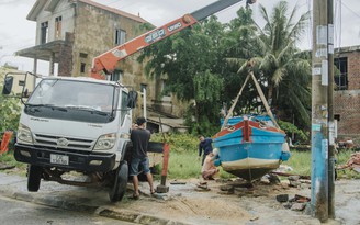 Bão Noru: Người dân Quảng Bình dựng 'hàng rào' chống cát bay, di dời tàu thuyền
