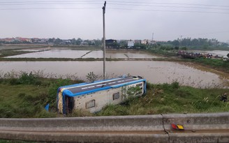 Quảng Bình: Tai nạn liên hoàn trên đường tránh, xe khách lao xuống ruộng