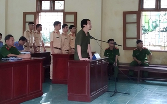 Người đàn ông lĩnh án 2 năm tù vì dùng đá ném vỡ kính xe CSGT