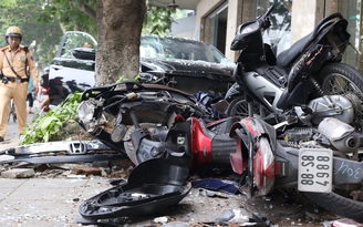 Ô tô lao lên vỉa hè, tông hỏng hàng loạt xe máy trên phố Hà Nội