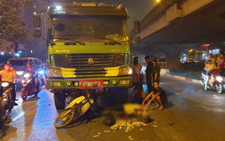 Dừng chờ đèn đỏ, 2 phụ nữ bị xe tải Howo tông thương vong